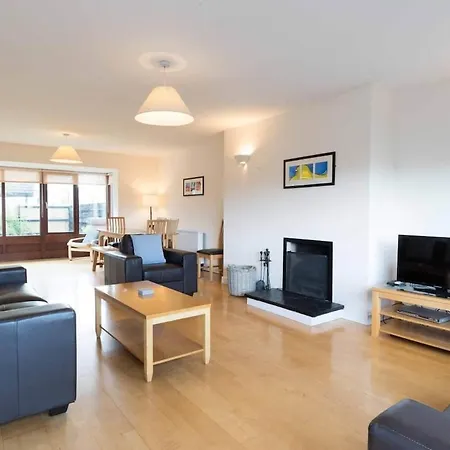 בית נופש Charming 3 Bedroom