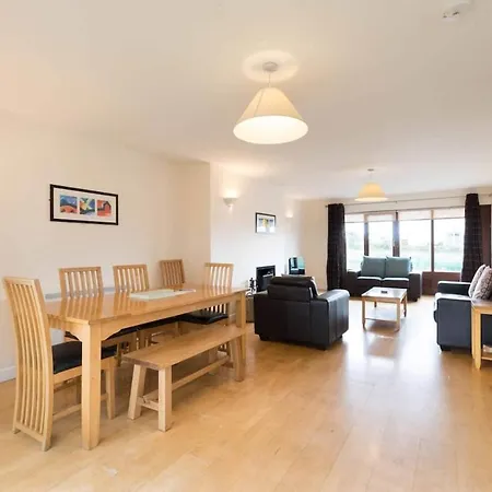 Charming 3 Bedroom בית נופש להינץ'