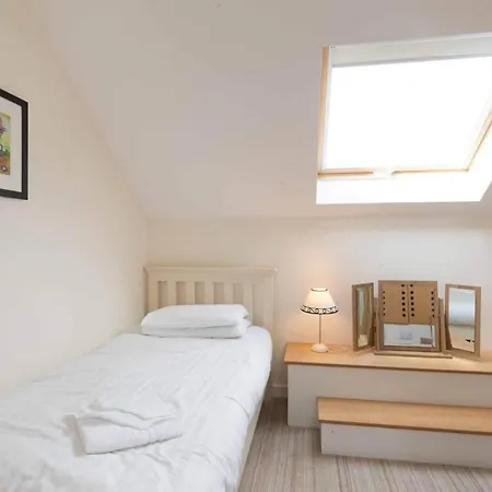בית נופש Charming 3 Bedroom להינץ'